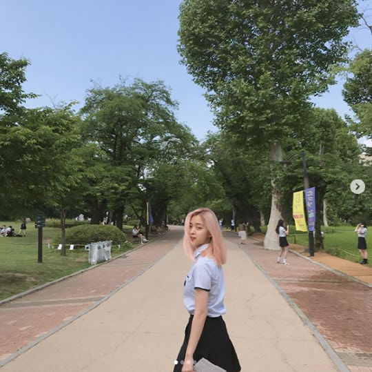 졸업사진 찍은 ITZY(있지) 류진(사진=ITZY 공식 인스타그램 캡처)